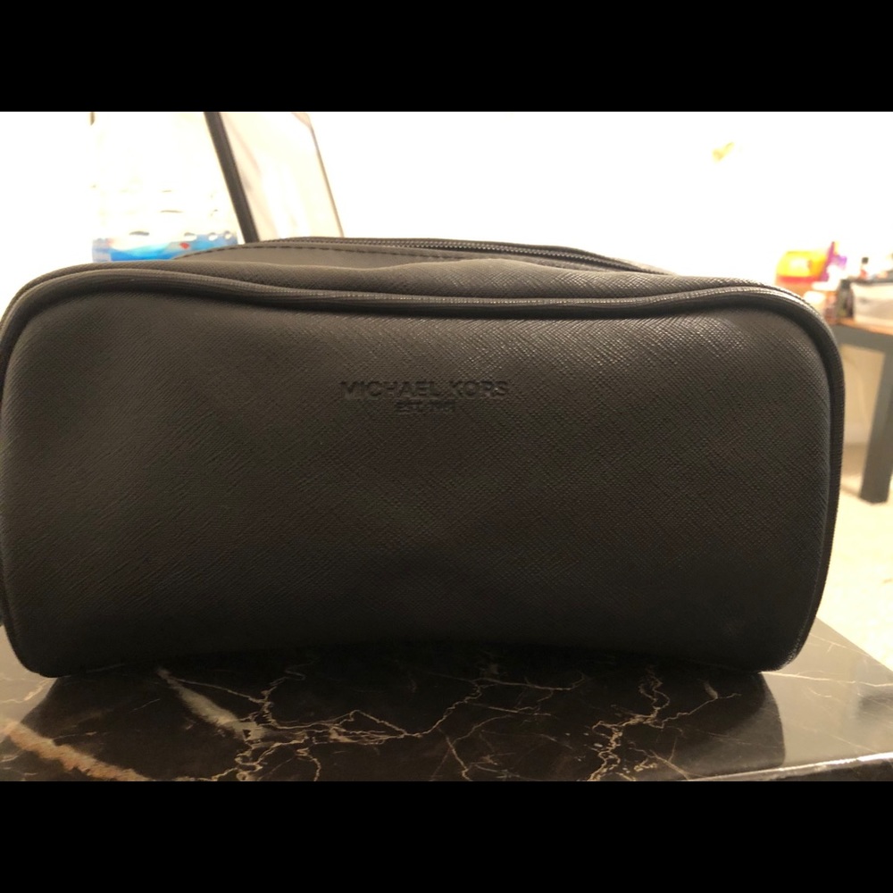 Michal Kors pouch